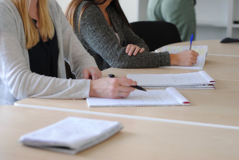 Workshop-Situation mit Bildschirm und Notizen